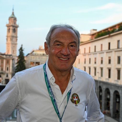 Renzo Oldani, patron della Binda, sul balcone di piazza Monte Grappa dopo l'edizione numero 102 della Tre Valli vinta dal belga Ilan Van Wilder (foto Alessandro Umberto Galbiati)
