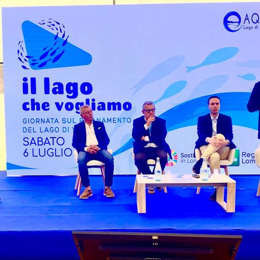L'assessore regionale a Clima e Ambiente Giorgio Maione a Gavirate nel giorno in cui sono stati presentati gli ultimi dati sul lago di Varese. Accanto a lui il vice presidente del consiglio regionale Giacomo Cosentino, il presidente della Provincia Marco Magrini e il sindaco di Gavirate Massimo Parola