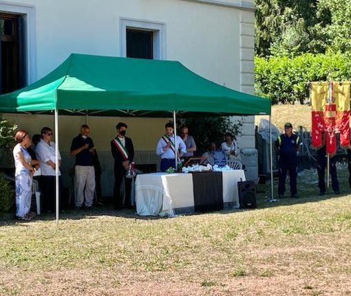 Un momento della cerimonia funebre di Ahmad del luglio 2022 a Villa Fantoni a Sangiano a cui partecipò praticamente tutto il paese