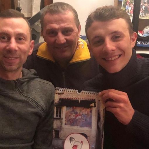 Da Velmaio di Arcisate, una famiglia dove si respira ciclismo. Da destra Alessandro, 22 anni, professionista con la Bardiani CSF Faizanè, il papà Antonio e lo zio Ivan: il trittico Santaromita lo abbiamo solo noi