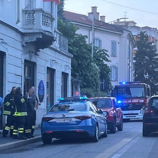 I vigili del fuoco e la polizia nei pressi dell'abitazione colpita dalle fiamme
