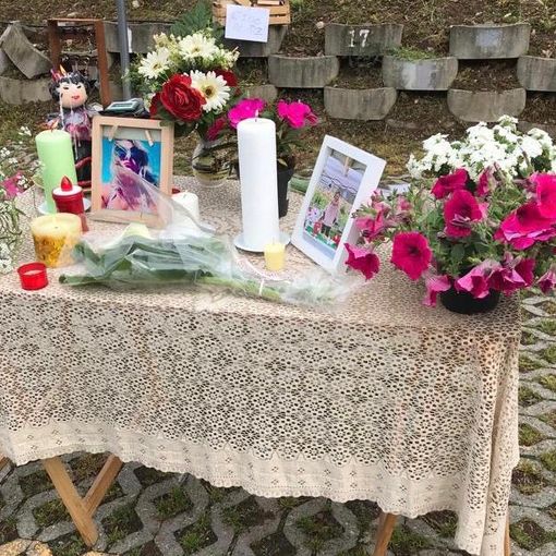 L'altare allestito dai colleghi di Stefania Pivetta al mercato di Malnate al posto della bancarella che la vittima della strage di Samarate occupava con il suo banchetto L'altare allestito dai colleghi di Stefania Pivetta al mercato di Malnate al posto della bancarella che la vittima della strage di Samarate occupava con il suo banchetto