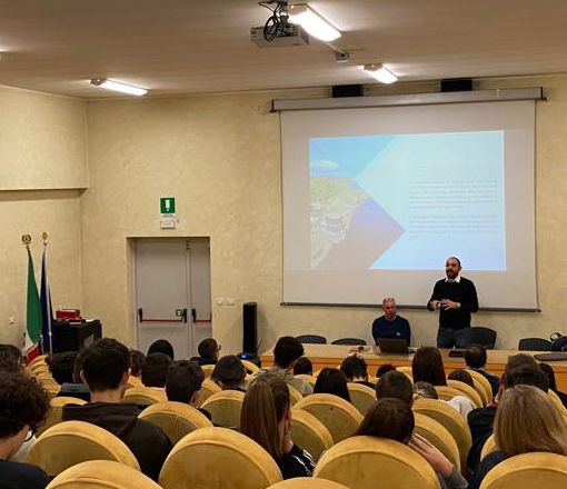 Canottaggio, aspettando la Coppa del Mondo: organizzatori tra gli studenti dell'Istituto Stein di Gavirate