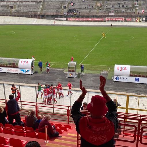 Tutti sotto la tribuna, dove c'è Gazo, dopo l'1-0 di Monticone
