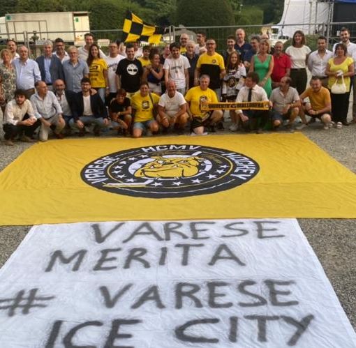 Sindaco, giunta, consiglieri di maggioranza e opposizione, presidenti della Provincia e della Camera di Commercio, associazioni sportive e tifosi di Mastini Forever: davanti al Comune Varese si candida ad ospitare il centro federale degli sport del ghiaccio
