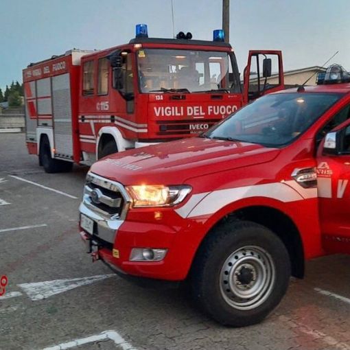 Venegono Superiore, in fiamme un macchinario di una ditta di via Ugo Foscolo