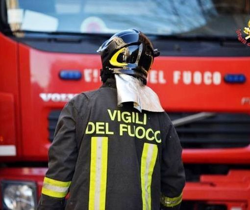 Incendio all'alba in una palazzina, sei persone intossicate