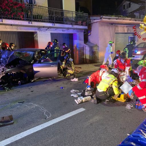 Una delle foto del terribile incidente di ieri notte nel Comasco (vigili del fuoco di Dongo)