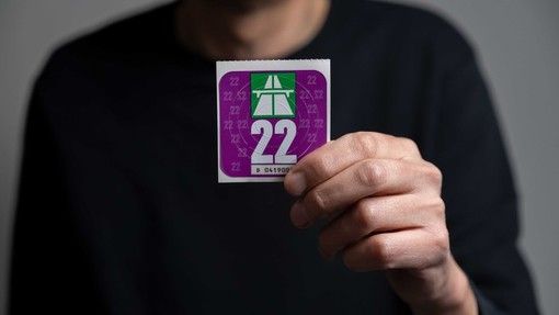 Scatta oggi l'obbligo di possesso della vignetta autostradale svizzera