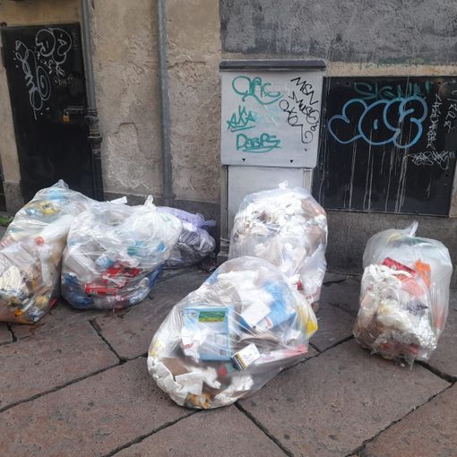 «Sacchi non raccolti in centro, il servizio va migliorato». E la Sangalli risponde