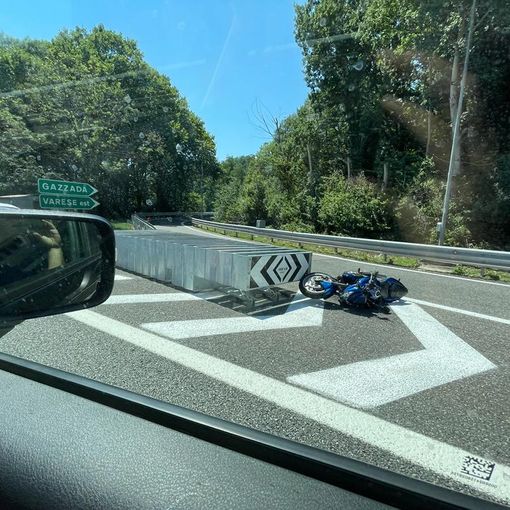 Scontro tra un'auto e una moto in A8: due feriti e code