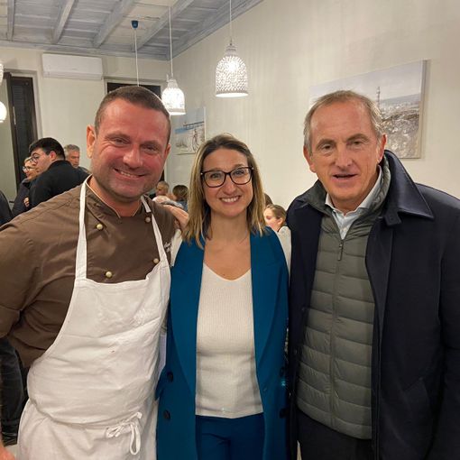 Nella foto i titolari Romana Dell'Erba e Maurizio Altamura insieme al sindaco Emanuele Antonelli