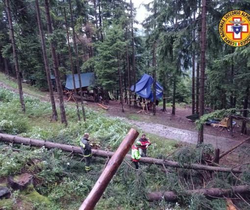 Muore in Valcamonica a soli 16 anni colpita da un albero. Il cordoglio di Fontana e Meloni: «Grande tristezza»