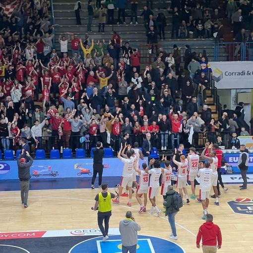 I tifosi arrivati da Varese al PalaRadi