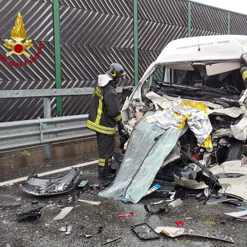 Scontro tra due Tir sul ponte sul Ticino dell'A4: un ferito grave