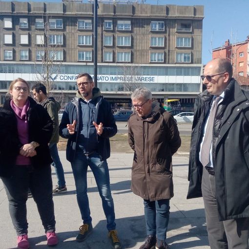 La delegazione dei negozianti scesa questa mattina in strada davanti alle stazioni