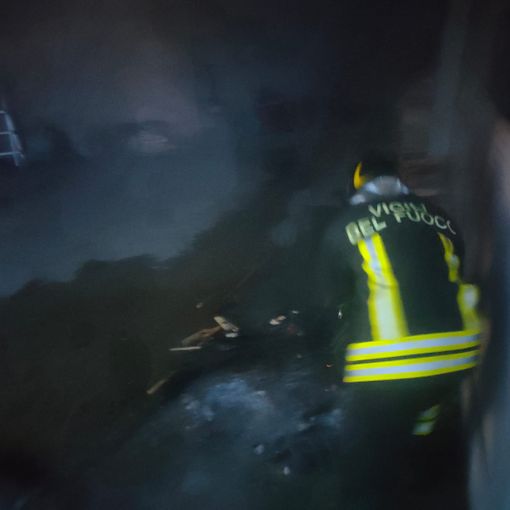 La cenere del camino riposta in un bidone manda a fuoco un garage a Morazzone