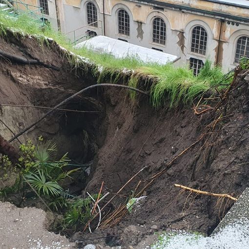 FOTO. Frana il terreno, si apre una voragine a Luino. Smottamento a Cremenaga