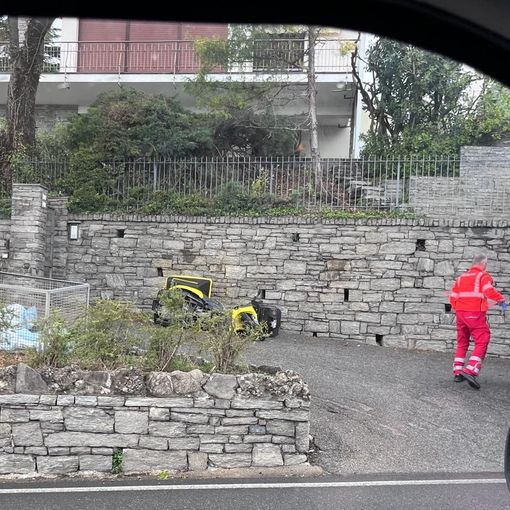 Lo scooter di Poste Italiane dopo la caduta