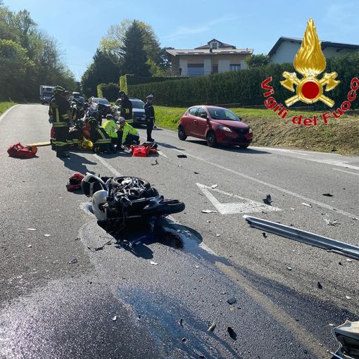 Scontro tra un'auto e una moto nel Comasco: un ferito grave