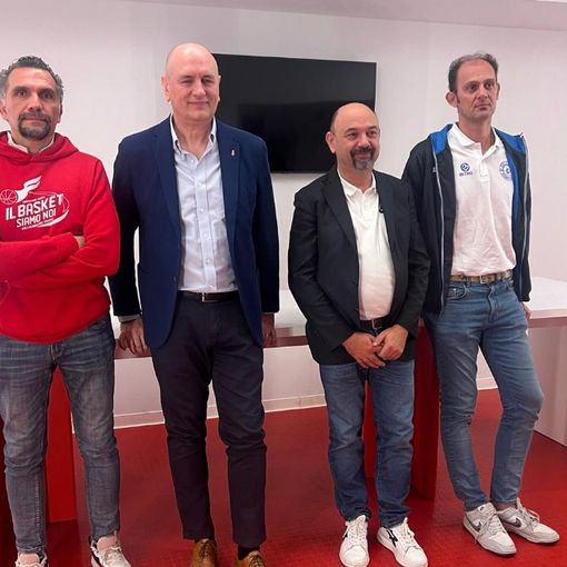 Roberto Cimberio, secondo da sinistra vicino al presidente de Il Basket Siamo Noi Umberto Argieri, oggi a Masnago per la Varese School Cup. Nelle foto in fondo anche insieme a Gianmarco Pozzecco e a Paola Biancheri, segretario de Il Basket Siamo Noi
