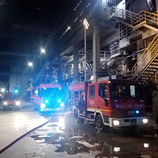FOTO. Fiamme nella notte al cementificio Holcim di Comabbio: in azione i vigili del fuoco. Sul posto anche l'Arpa