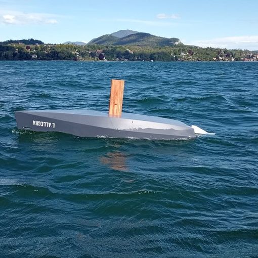 Le immagini della barca a vela capovolta nel Maggiore