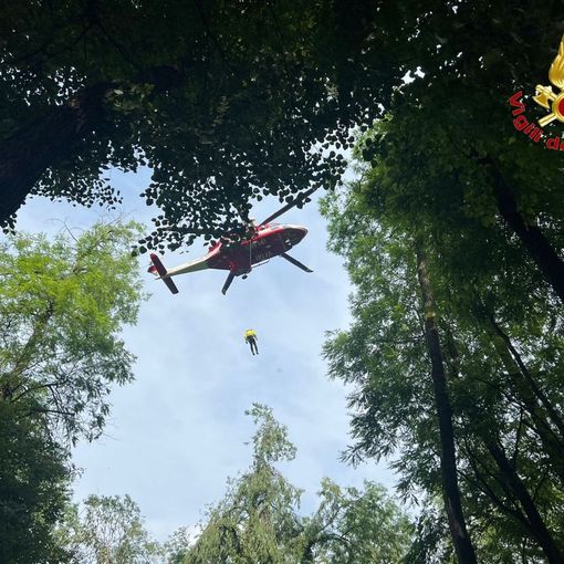 FOTO. Disperso nel bosco in Val Veddasca: salvato dall'elicottero dei vigili del fuoco