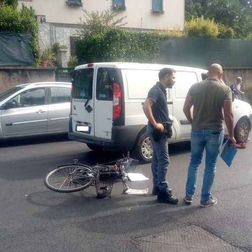 Allarme anche in via Crispi: ciclista 60enne urta contro un furgone e cade