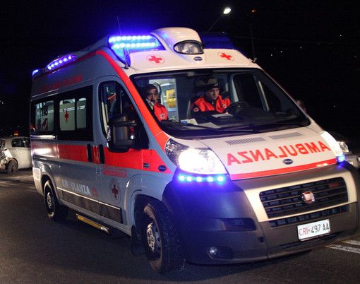 Auto prende fuoco in una galleria del Sempione. Muore un 49enne