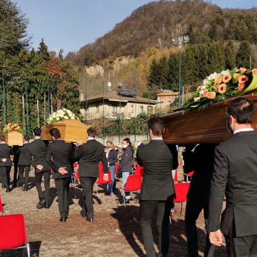 Lo struggente addio della Rasa. Il sindaco: «Il virus ci porta via le persone care, usciremo dall'incubo per loro»