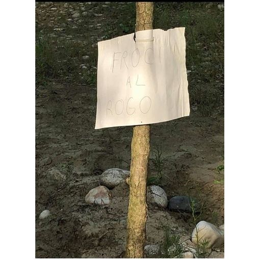 &quot;Froci al rogo&quot;: scritta omofoba alla spiaggia di Vizzola Ticino. Boschini (Arcigay Varese): «Dov'è la legge che previene atti di questo tipo?»