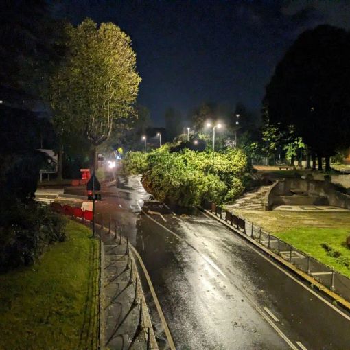 Saronno, i danni della tempesta notturna: capannoni scoperchiati, tapparelle strappate e insegne in frantumi