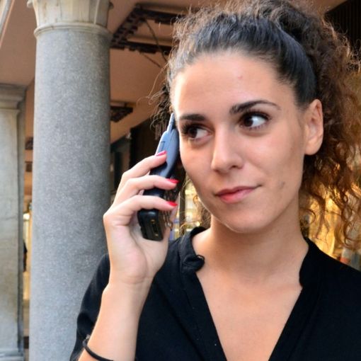 Corso Matteotti, Varese: torna di moda il cellulare minimal anni '90, taciturno, essenziale e poco invadente