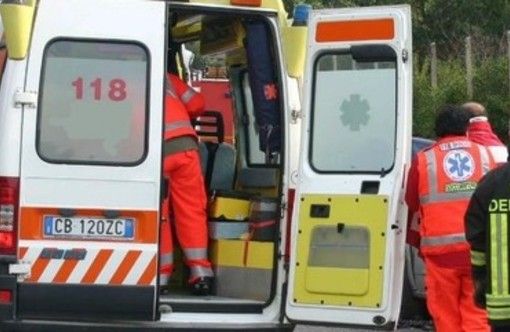 Varese, scontro tra un'auto e una moto sul lungolago. Una persona ferita