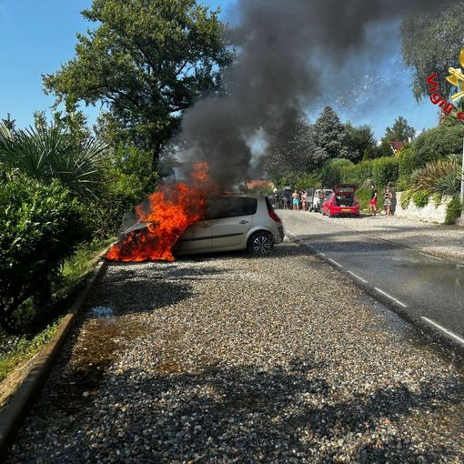 Auto in fiamme al Villaggio Olandese: intervengono i vigili del fuoco