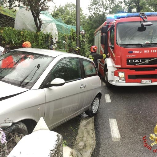 FOTO. Perde il controllo dell'auto e finisce contro un muretto: giovane in ospedale