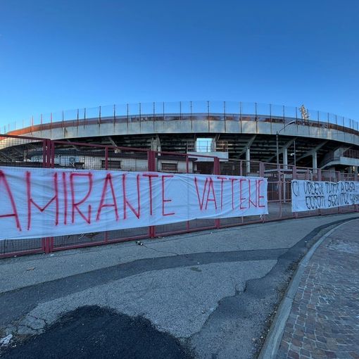 &quot;Amirante vattene&quot;: prosegue la contestazione, nuovo striscione della curva fuori dal Franco Ossola