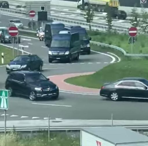 Il corteo con una decina di veicoli tra auto blu, furgoni di scorta e auto della Polizia cantonale che ha accompagnato ieri Di Maio in Ticino