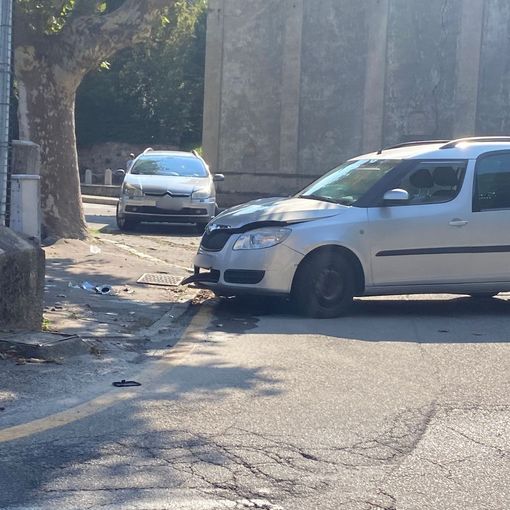 Auto finisce contro il muretto dell'oratorio di Masnago. Soccorse due diciannovenni