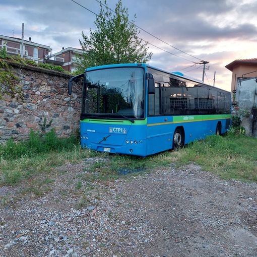 Autolinee Varesine annuncia la fine della corsa «per il Volvo matricola 1066, definitivamente accantonato nell'angolo più remoto del deposito»
