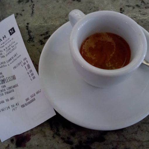 CAFFÈ A 1 EURO? ECCO DOVE. Al bar Glam di via Manin una tazzina è a prova di aumenti