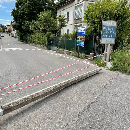 Gazzada, trattore abbatte la sbarra del passaggio a livello: chiusa via Morazzone