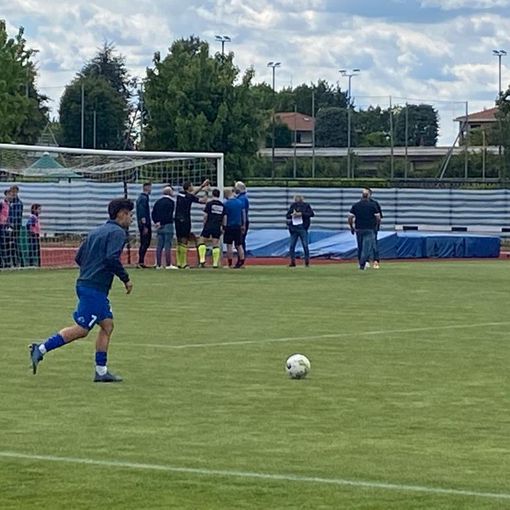 Si scava per garantire l'altezza regolare delle porte sul campo di Carate Brianza prima della finale play out