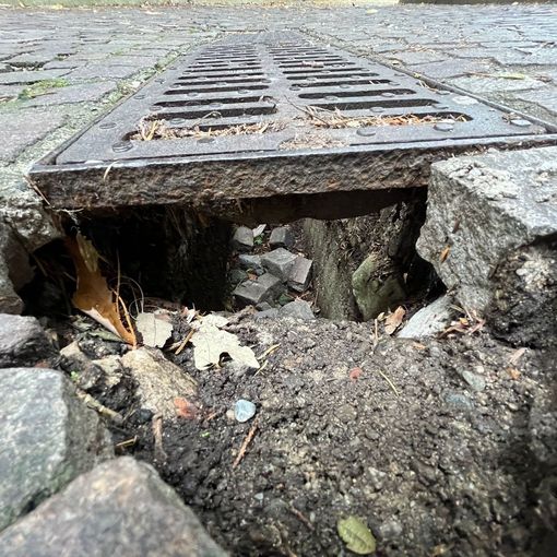 Una delle voragini in prossimità dei tombini al Parco Mantegazza: un piede in fallo potrebbe costare caro per un'area frequentata da tanti bambini e anziani