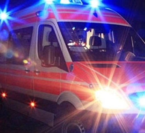 Schianto nella notte in Autolaghi: grave una ragazza di 24 anni, altri tre giovani feriti
