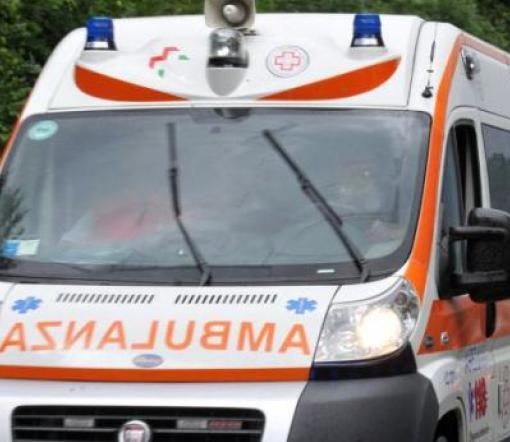 Auto fuori strada ad Arcisate, ferito un cinquantenne