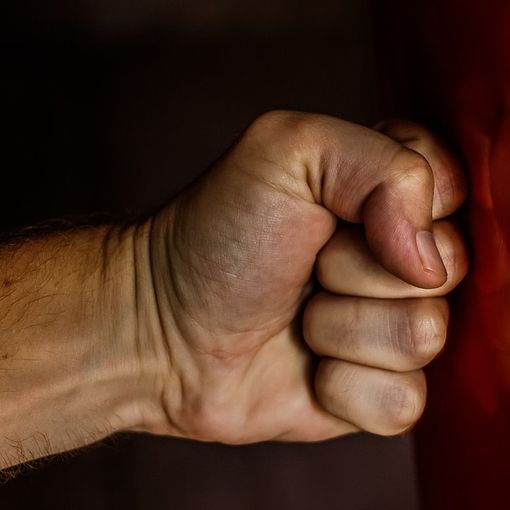 Minacce e aggressioni ai genitori per avere i soldi: un arresto a Castiglione Olona