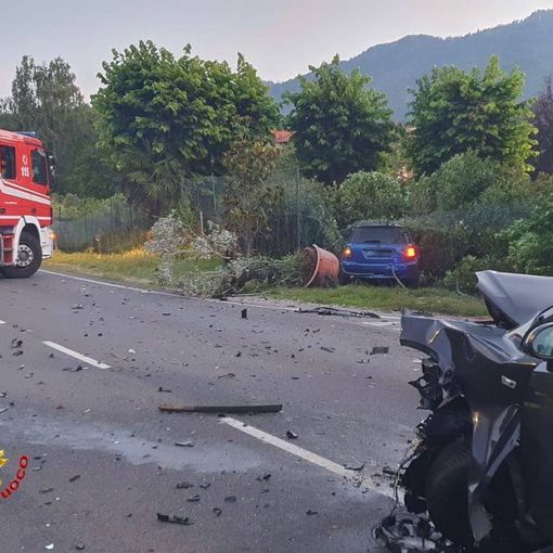 Doppio incidente nella notte a Varese: auto vola fuori strada dopo lo schianto