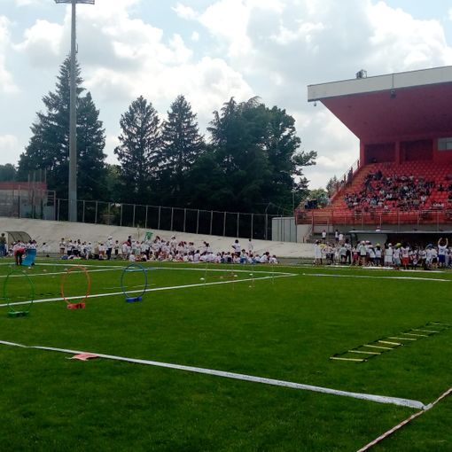 La festa più bella allo stadio: centinaia di bambini del doposcuola hanno festeggiato la fine della scuola